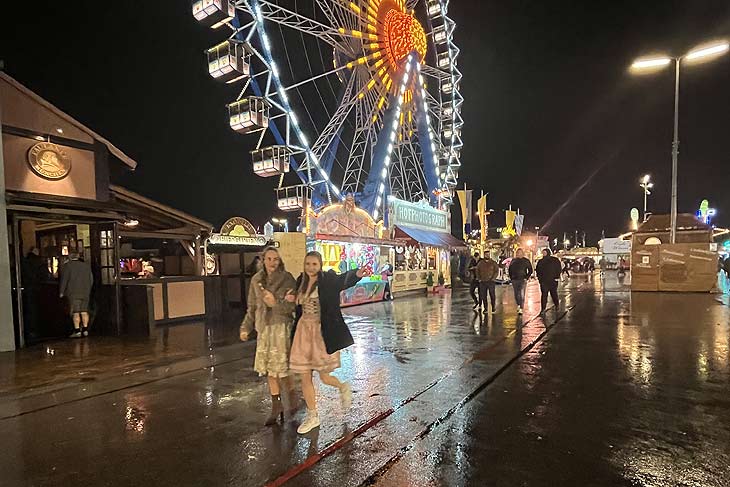 Tracht ist bei jedem Wetter auf der Wiesn ein Muß, so schlimm wie 2022 wird es hoffentlich 2023 nicht mehr werden, das Wetter (©Foto:Martin Schmitz)